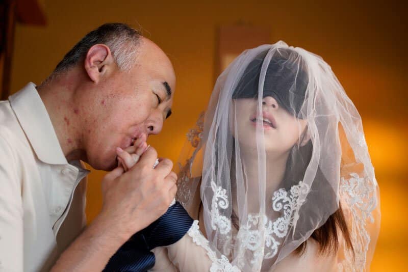 Biết cháu gái sắp kết hôn, ông chú già chuốc thuốc kích dục địt lần cuối