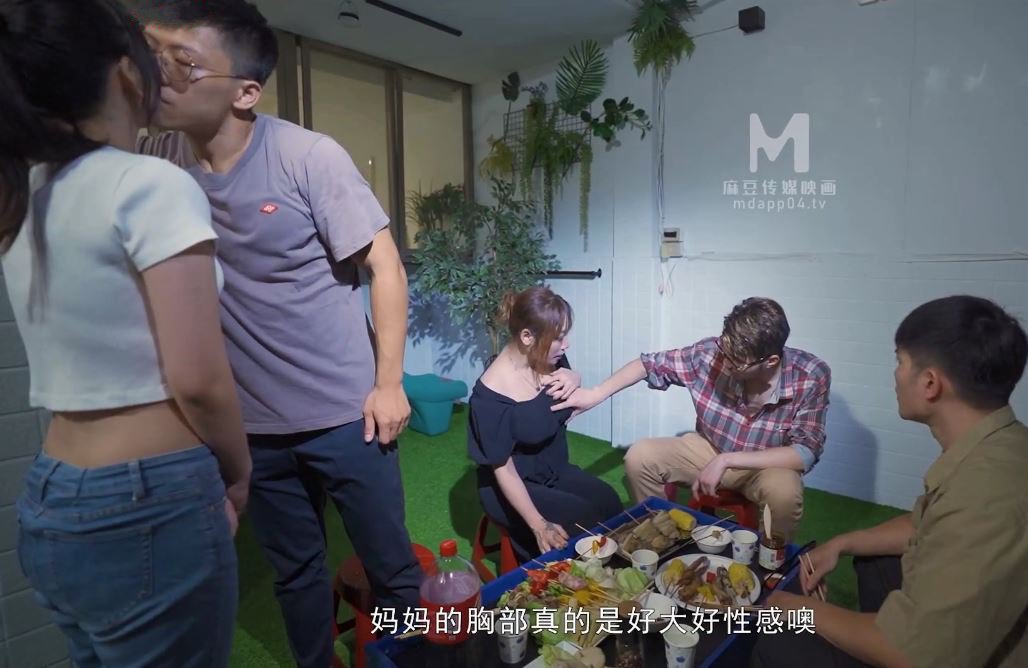 Tết Trung Thu gia đình tụ họp rồi làm tình tập thể